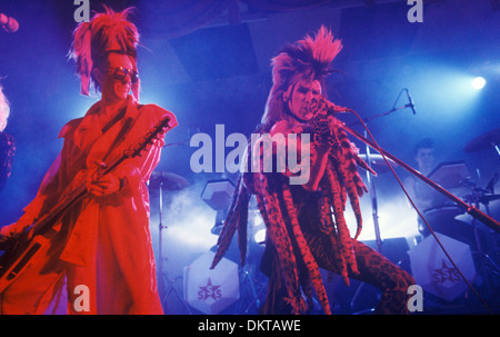 Tony James (L) und Martin Degville führten Sänger in der 1980er Jahre Punk-Rock-Band Sigue Sigue Sputnik. New Wave Punk Band auf der Bühne ihr Love Missile F1-11 Auftritt im Tiffany’s in Newbridge Street. Newcastle upon Tyne, England, 12. März 1986. 1980ER JAHRE UK HOMER SYKES Stockfoto