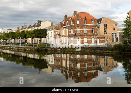 Häuser entlang des Kanal-Flusses in Douai, Nord-Pas-de-Calais, Frankreich Stockfoto