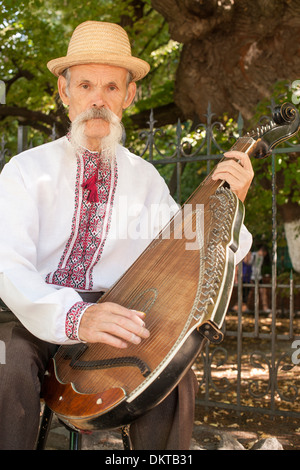 Ein älterer ukrainischen wurde spielen eine Bandura in einem Park in Kiew, die Hauptstadt der Ukraine. Stockfoto