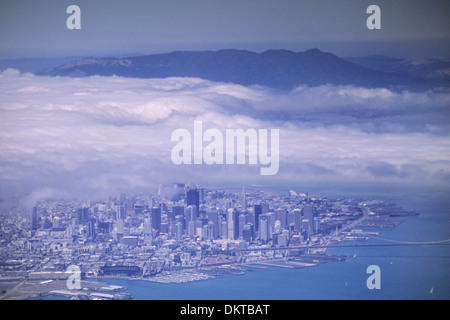 Luftbild der Nebel Einzug über Downtown San Francisco, Kalifornien (c.2003) Stockfoto