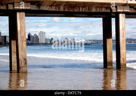 Blick auf Durbans goldenen Meile Strand eingerahmt von pier Stockfoto