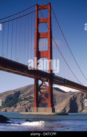 Surfer unter den Nordturm von der Golden Gate Bridge, San Francisco, Kalifornien Stockfoto