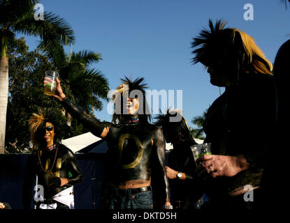 7. Februar 2010 - Miami Gardens, Florida, USA - Saints Fans im Super Bowl XLIV. (Kredit-Bild: © Gary Coronado/Palm Beach Post/ZUMA Press) Stockfoto