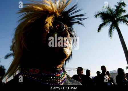 7. Februar 2010 - Miami Gardens, Florida, USA - Saints Fans im Super Bowl XLIV. (Kredit-Bild: © Gary Coronado/Palm Beach Post/ZUMA Press) Stockfoto