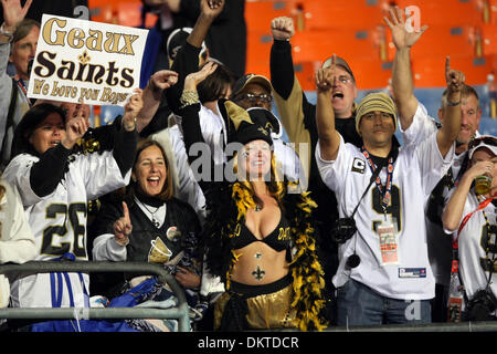 7. Februar 2010 - Miami Gardens, Florida, USA - Saints Fans am Ende des Super Bowl. (Kredit-Bild: © Palm Beach-Post/ZUMApress.com) Stockfoto