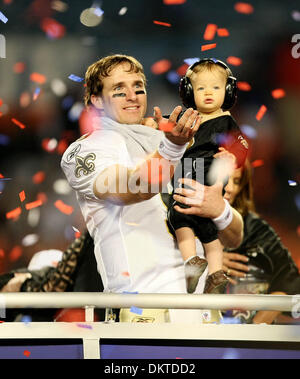 7. Februar 2010 - Miami Gardens, Florida, USA - Drew Brees mit Sohn Baylen am Ende des Super Bowl XLIV. (Kredit-Bild: © Palm Beach-Post/ZUMApress.com) Stockfoto