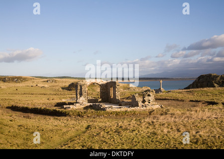 Kirche und Keltenkreuz Liebhaber Insel Llanddwyn Island Isle of Anglesey North Wales Dezember Ruins 16thc St Dwynwen Stockfoto