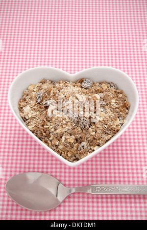 Müsli in eine herzförmige Schüssel Stockfoto