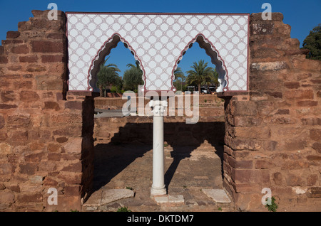 Die gewölbten maurischen Fenster des Palastes der Balkone in Silves Schloss, Algarve, Portugal Stockfoto