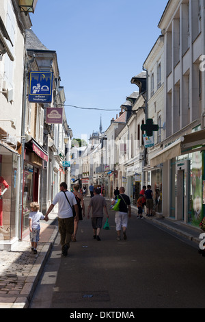 Amboise, Frankreich, im Sommer. Touristen gehen in schmale Einkaufsstraße. Stockfoto