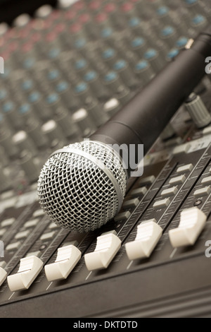 Mikrofon-close-up auf dem Studio-Mischpult Stockfoto