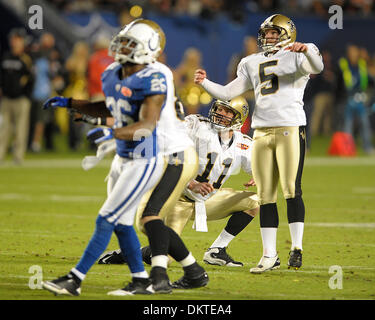 7. Februar 2010 - Miami Gardens, FL - Florida, USA - Vereinigte Staaten - (übertragen) FL-Aktion-Super-Bowl-0207mlak--New Orleans Saints Kicker Garrett Hartley tritt einen Field Goal am Ende des 2. Quartals beim Super Bowl XLIV im Sun Life Stadium, Sonntag, 7. Februar 2010.  Robert Duyos, Sun Sentinel (Kredit-Bild: © Sun-Sentinel/ZUMApress.com) Stockfoto