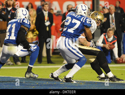 7. Februar 2010 - Miami Gardens, FL - Florida, USA - Vereinigte Staaten - (übertragen) FL-Aktion-Super-Bowl-0207mlbk--New Orleans Saints Jeremy Shockey schiebt seinen Weg durch die Indianapolis Colts Jacob Lacey zum 4. Quartal Touchdown beim Super Bowl XLIV im Sun Life Stadium, Sonntag, 7. Februar 2010.  Robert Duyos, Sun Sentinel (Kredit-Bild: © Sun-Sentinel/ZUMApress.com) Stockfoto
