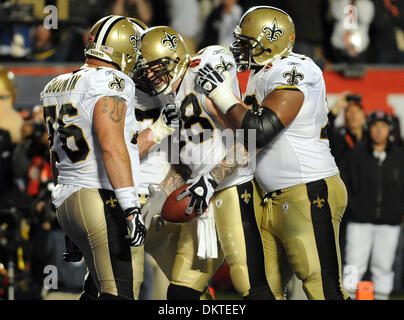7. Februar 2010 - Miami Gardens, FL - Florida, USA - Vereinigte Staaten - (übertragen) FL-Aktion-Super-Bowl-0207mlbj--New Orleans Saints Jeremy Shockey feiert erzielte einen Touchdown im 4. Quartal, gegen die Indianapolis Colts im Super Bowl XLIV im Sun Life Stadium, Sonntag, 7. Februar 2010.  Robert Duyos, Sun Sentinel (Kredit-Bild: © Sun-Sentinel/ZUMApress.com) Stockfoto