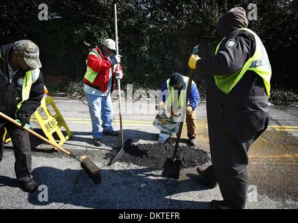 9. Februar 2010 - Memphis, TN, USA - 9 feb 10 (mwpothole1) Foto von Mark Weber - Stadtstraße Wartungspersonal (von links nach rechts) Aaron Ballard, Eugene Johnson, George Robinson und Christopher Gordon füllen eine riesige Schlagloch auf Fenwick Dienstagnachmittag. Schlaglöcher sind überall in den Mid-South, erstellt von der jüngsten Karussell von nassem Wetter, Temperaturen unter dem Gefrierpunkt und warmin ausbrechen Stockfoto