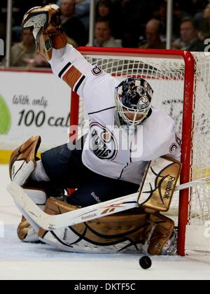 10. Februar 2010 - Anaheim, Kalifornien, USA - Edmonton Oilers Torwart Jeff Deslauriers blockt einen Schuss während der dritten Periode eines NHL Eishockey-Spiel gegen die Anaheim Ducks im Honda Center.  (Kredit-Bild: © Mark Samala/ZUMA Press) Stockfoto