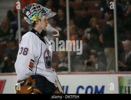 10. Februar 2010 - Anaheim, Kalifornien, USA - Edmonton Oilers Torwart Jeff Deslauriers spuckt Wasser während der dritten Periode eines NHL Eishockey-Spiel gegen die Anaheim Ducks im Honda Center.  (Kredit-Bild: © Mark Samala/ZUMA Press) Stockfoto