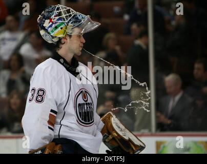10. Februar 2010 - Anaheim, Kalifornien, USA - Edmonton Oilers Torwart Jeff Deslauriers spuckt Wasser während der dritten Periode eines NHL Eishockey-Spiel gegen die Anaheim Ducks im Honda Center.  (Kredit-Bild: © Mark Samala/ZUMA Press) Stockfoto