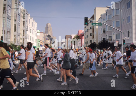 Massen von Menschen nehmen an die jährliche Bay to Breakers Rennen durch San Francisco, Kalifornien Stockfoto