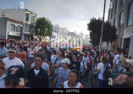 Massen von Menschen nehmen an die jährliche Bay to Breakers Rennen durch San Francisco, Kalifornien Stockfoto