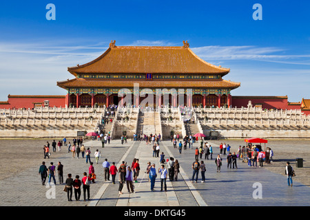 Touristen auf dem Hof in der Halle der höchsten Harmonie, äußeren Gericht, Verbotene Stadt, Peking, Volksrepublik China, Asien Stockfoto