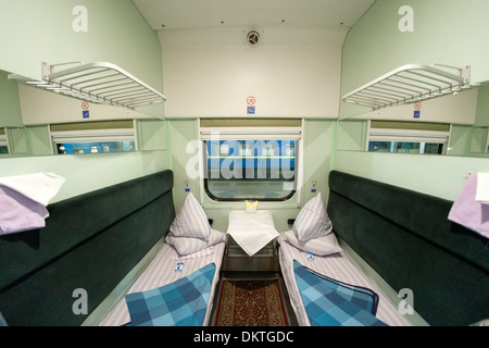 Innenraum ein Abteil in einem ukrainischen inter-City-Zug. Stockfoto