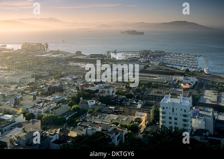 Blick über die Bucht von San Francisco und Pier 39 von der Spitze der Coit Tower, San Francisco, Kalifornien Stockfoto