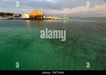 Wunderschönes türkisfarbenes Wasser des karibischen Meeres erstrecken sich einladend auf Schnorchler vor kommerziellen Dock auf Ambergris Caye, Belize Stockfoto