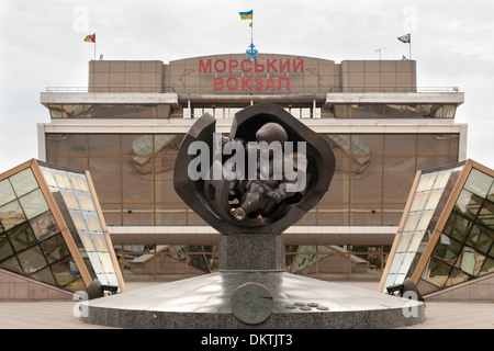 Goldene Kind Skulptur 200. Jahrestag von Odessa an den Hafen von Odessa an der Schwarzmeerküste in der Ukraine gewidmet. Stockfoto