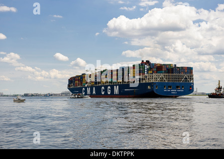 CMA CGM Amerigo Vespucci, Containerschiff, Blankenese, Hamburg, Deutschland Stockfoto