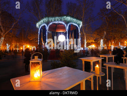 Zagreb, Kroatien. 9. Dezember 2013. Advent-Veranstaltung im Park Zrinjevac am Abend. Stockfoto