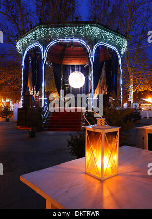 Zagreb, Kroatien. 9. Dezember 2013. Advent-Veranstaltung im Park Zrinjevac am Abend. Stockfoto