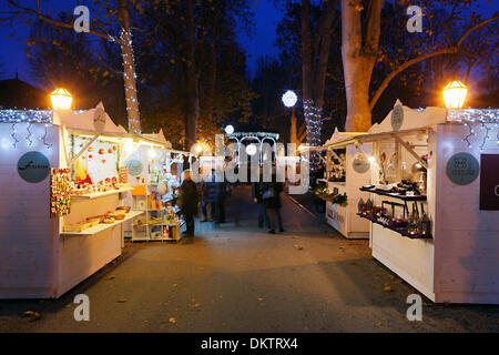 Zagreb, Kroatien. 9. Dezember 2013. Advent-Veranstaltung im Park Zrinjevac am Abend. Stockfoto