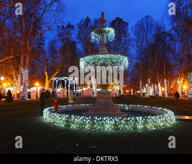 Zagreb, Kroatien. 9. Dezember 2013. Advent-Veranstaltung im Park Zrinjevac am Abend. Stockfoto