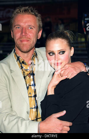 RENNY HARLIN & ESTELLA WARREN. REGISSEUR & SCHAUSPIELERIN. HOLLYWOOD, LOS ANGELES, USA.16/04/2001.BG90B5C. Stockfoto