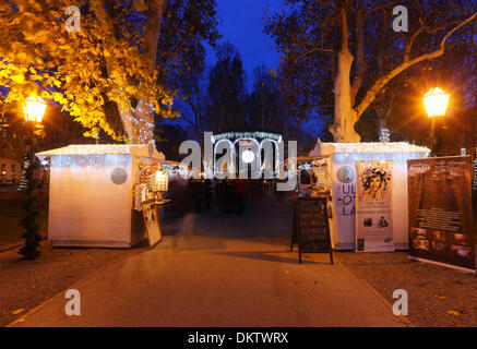 Zagreb, Kroatien. 9. Dezember 2013. Advent-Veranstaltung im Park Zrinjevac am Abend. Stockfoto