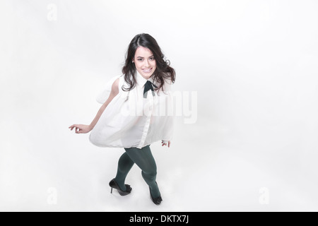 Studio-Porträt einer lächelnden jungen Frau Stockfoto