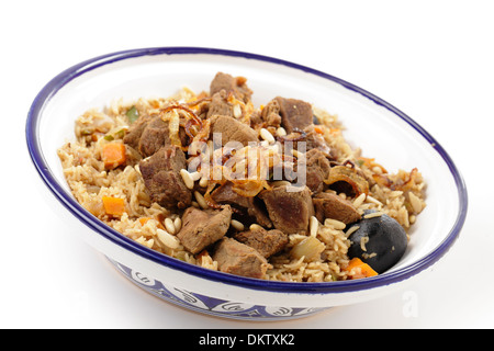 Eine Tajine Schale mit Saudi-arabischen Stil Kabsa gedreht von der Seite, wäre eine Tomaten-Salsa mit diesem zuzustellen. Stockfoto