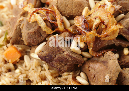 Eine Tajine Schale mit Saudi-arabischen Stil Kabsa, würde eine Tomaten-Salsa mit diesem bedient werden. Stockfoto