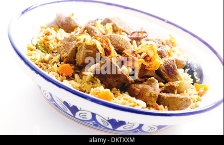 Eine Tajine Schale mit Saudi-arabischen Stil Kabsa erschossen und verarbeitet für ein High-Key-Effekt. Stockfoto