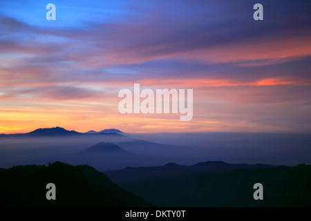 Blick auf den Sonnenuntergang vom Penanjakan Berg (2770 m), Bromo Tengger Semeru Nationalpark, Java, Indonesien Stockfoto