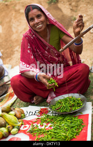 Frau verkaufen Gemüse auf einem Markt in Bihar Zustand, Indien. Stockfoto