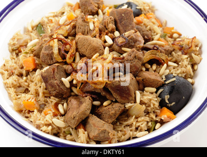 Eine Tajine Schale mit Saudi-arabischen Stil Kabsa gedreht von der Seite, wäre eine Tomaten-Salsa mit diesem zuzustellen. Stockfoto