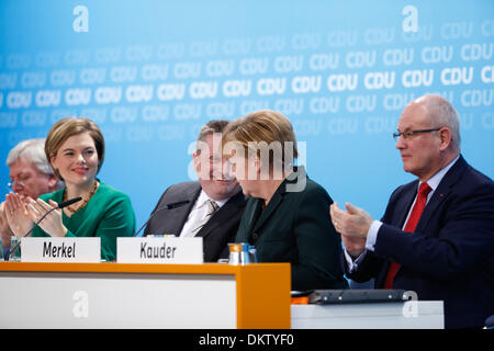 Berlin, Deutschland. 9. Dezember 2013. CDU kommt zusammen in Berlin, der Koalitionsvertrag zwischen CSU/CDU und SPD zu diskutieren. / Bild: Hermann Groehe (CDU), Generalsekretär der CDU, Angela Merkel, Bundeskanzlerin und Volker Kauder (CDU), Vorsitzender der CDU-Landtagsfraktion in Berlin, am 9. Dezember, 2013.Photo: Reynaldo Paganelli/NurPhoto Credit: Reynaldo Paganelli/NurPhoto/ZUMAPRESS.com/Alamy Live News Stockfoto