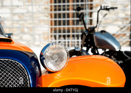 Auto-Detail in den Vordergrund und Motorrad in geringen Schärfentiefe Stockfoto