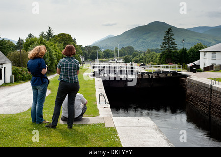 Caledonian Canal treppenartigen sperrt verschiedene Aktivitäten Boote Radtouristen Stockfoto