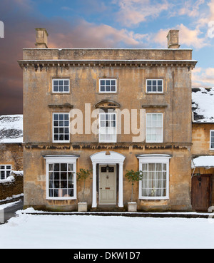 Feine Cotswold Haus im Schnee, Broadway, Worcestershire, England. Stockfoto