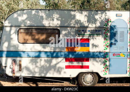 Alten Wohnwagen auf dem Campingplatz geparkt Stockfoto