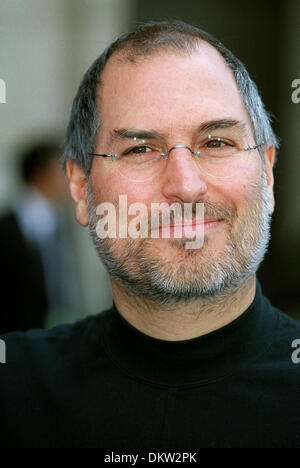 24. August 2011 - zurückgetreten (Foto) STEVE JOBS, der Kopf hinter dem iPhone, iPad und andere Geräte, die Apple Inc. zu einem der mächtigsten Unternehmen der Welt, stellte sich als CEO des Unternehmens Mittwoch, sagen, dass er die Arbeit nicht mehr verarbeiten kann. Bild: 28. Oktober 2001 - Los Angeles, Kalifornien, USA - Mitbegründer STEVE JOBS von Apple Computer. (Kredit-Bild: © Graham Whitby Boot Stockfoto