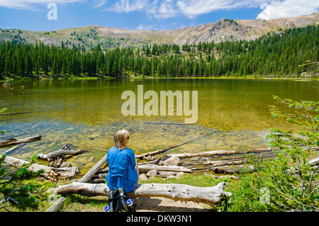 Weibliche Wanderer genießen die Aussicht am Waterdog-See, ein hoher Bergsee in den Rocky Mountains in Colorado Stockfoto